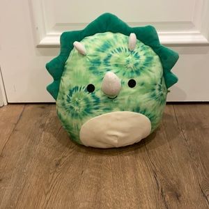 This is rocio the green triceratops he is from the kellytoy squishnellow